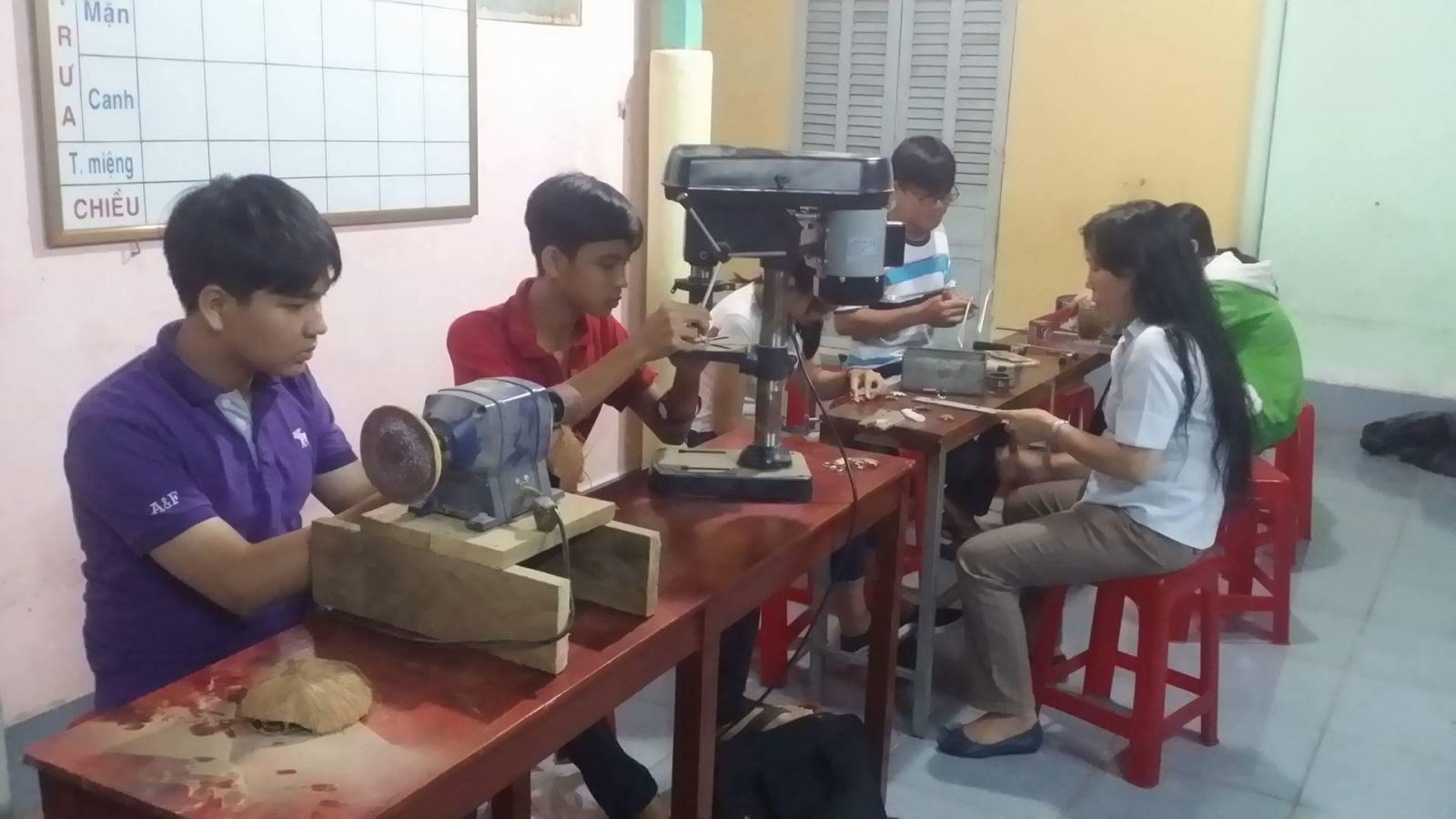 Các bạn trẻ hăng say học nghề thủ công