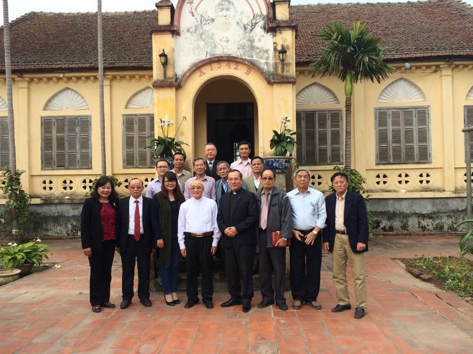 Cha xứ cùng chụp ảnh với đoàn trước cửa nhà xứ cổ kính xứ Bái Xuyên có niên đại từ năm 1942