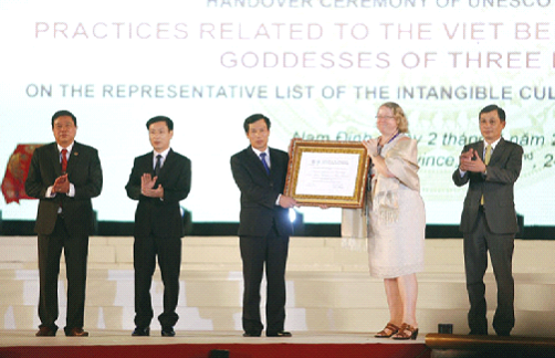 Đại diện UNESCO trao Bằng chứng nhận cho Bộ trưởng Bộ VHTT-DL Nguyễn Ngọc Thiện (ảnh: Nam Trần)