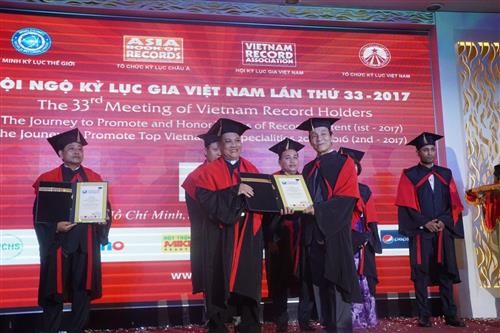 Linh mục Phêrô Maria Nguyễn Ngọc Phi nhận bằng tiến sĩ danh dự
