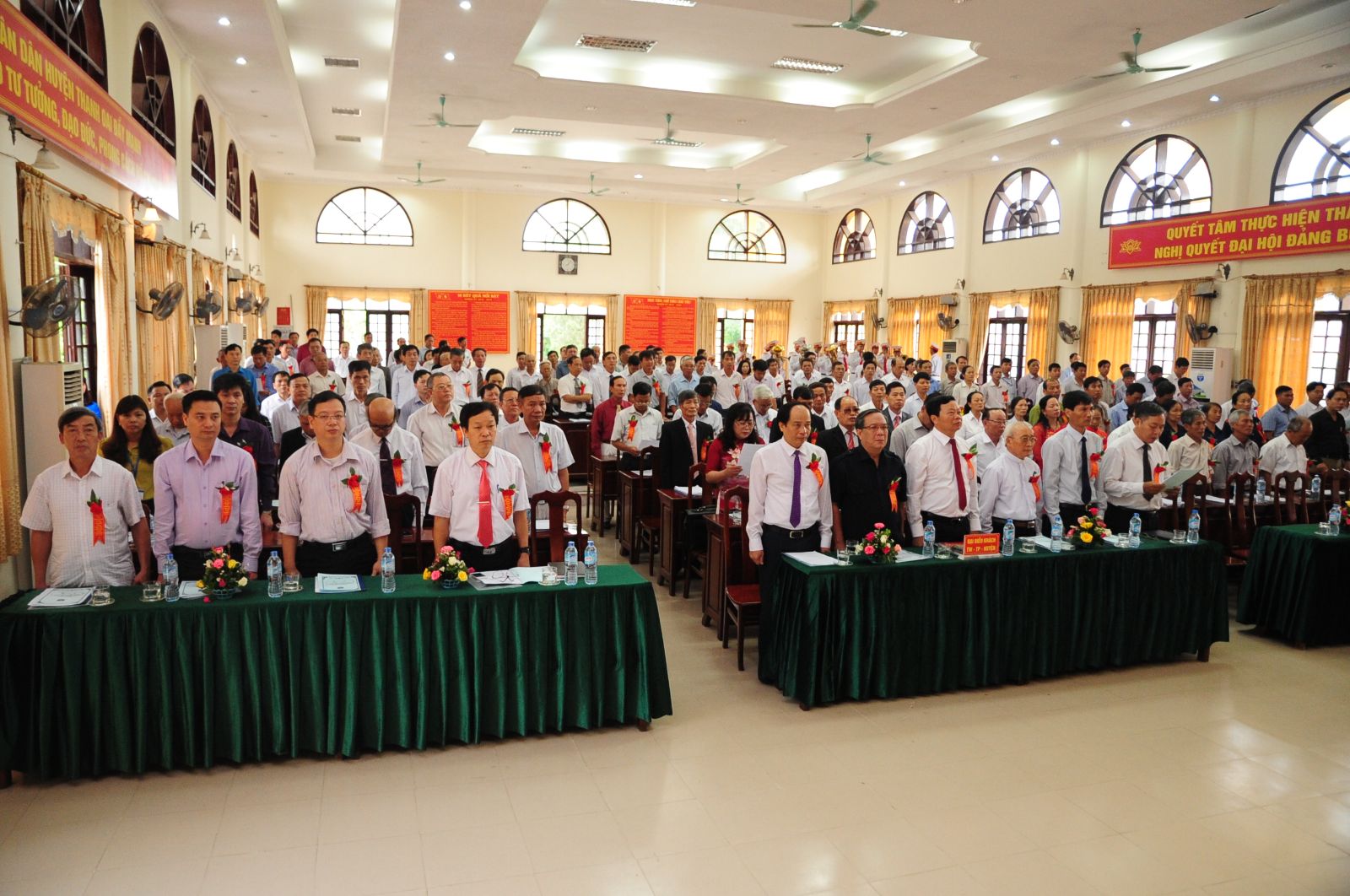 Các đại biểu làm lễ khai mạc tại hội nghị