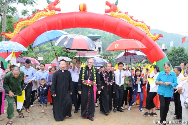 Đón tiếp Đức TGM Leopold Girreli cùng quý Đức cha, quý cha tại lễ khánh thành và cung hiến nhà thờ Cam Đường