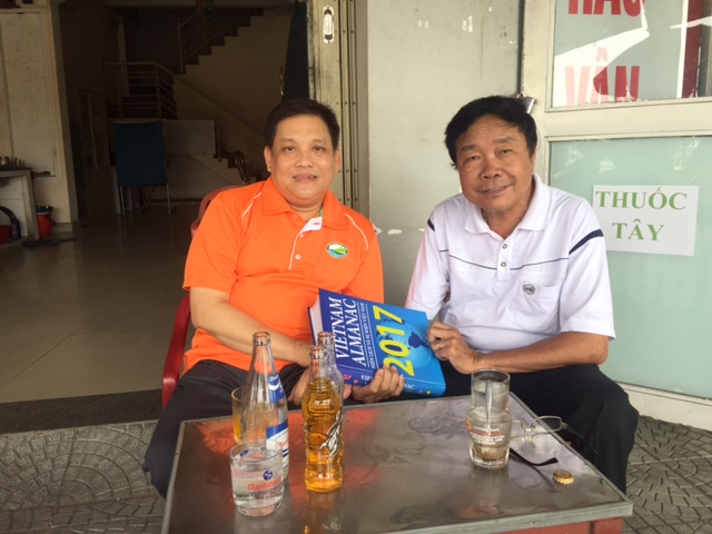 Tác giả (phải ảnh) và linh mục Phêrô Maria Nguyễn Ngọc Phi