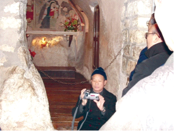 Bên trong hang đá Giáng sinh đầu tiên.