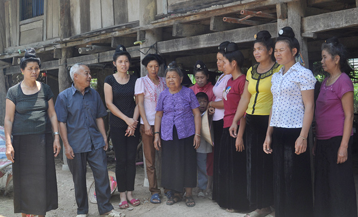 (Ông Lò Thanh Dọn (thứ 2 từ trái sang) vận động bà con bản Na Khếnh thực hiện nếp sống văn minh xây dựng gia đình văn hóa, phát triển kinh tế)