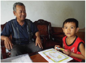 Ông Thạch Ái ngoài thời gian công tác xã hội còn hướng dẫn việc học tập các cháu trong gia đình