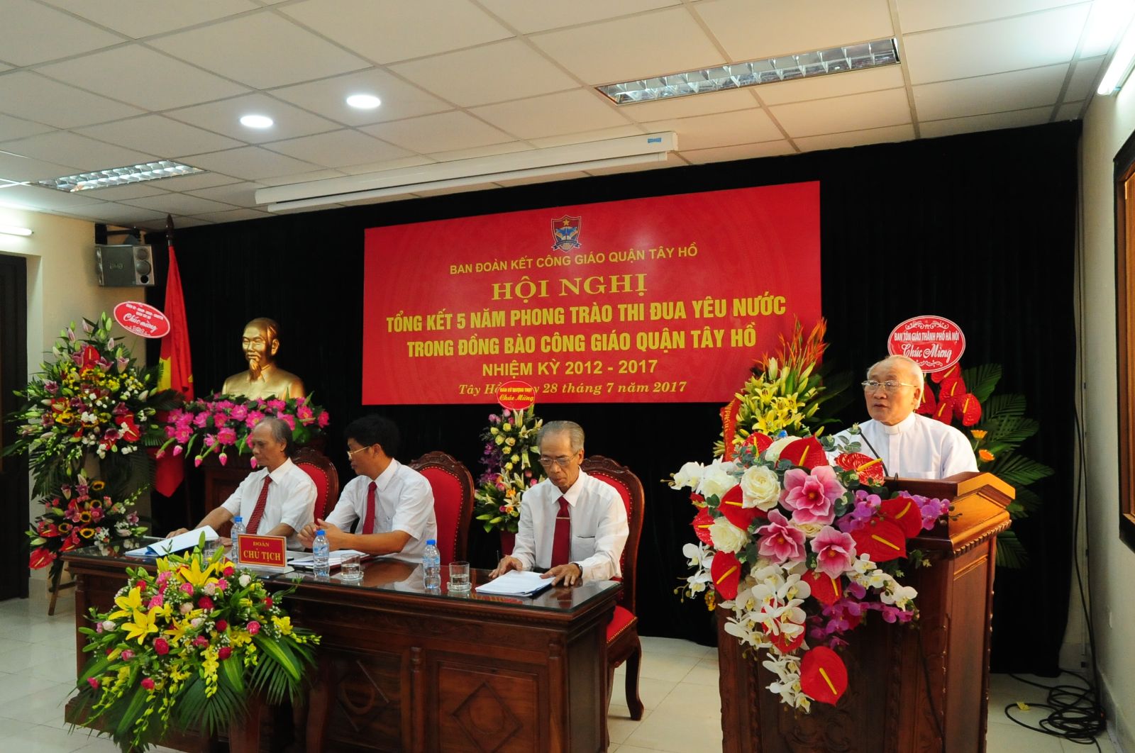 Linh mục Antôn Maria Dương Phú Oanh - Phó Chủ tịch UBĐKCGVN, Chủ tịch UBĐKCG TP. Hà Nội, phát biểu tại Hội nghị. Ảnh: PV
