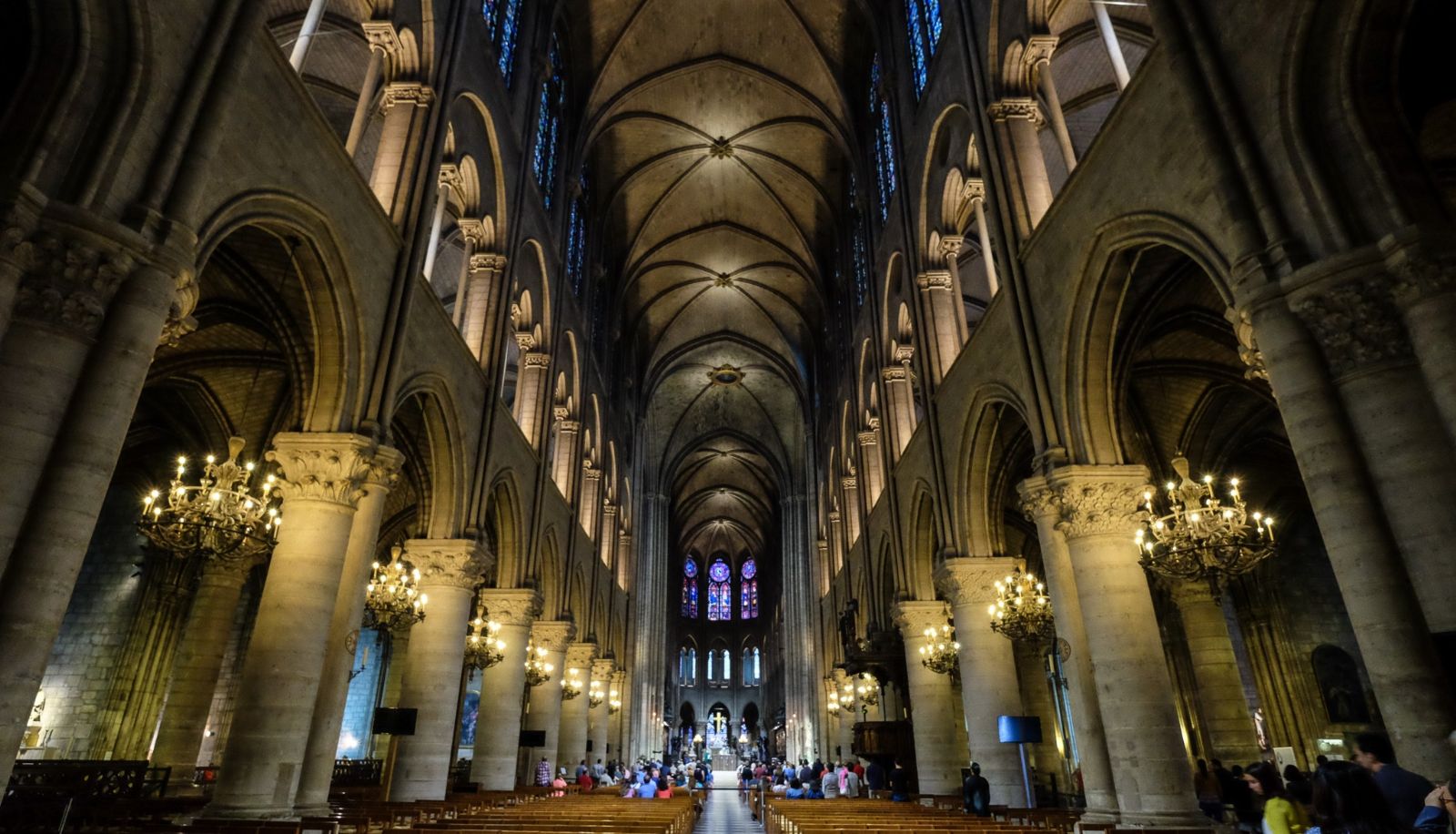 Bên trong nhà thờ Đức Bà Paris