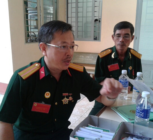 Cựu chiến binh Cao Thái Hòa (bên trái) xã Đông Hòa, Trảng Bom, Đồng Nai
