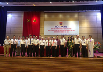 Các đại biểu chụp ảnh lưu niệm tại hội nghị.