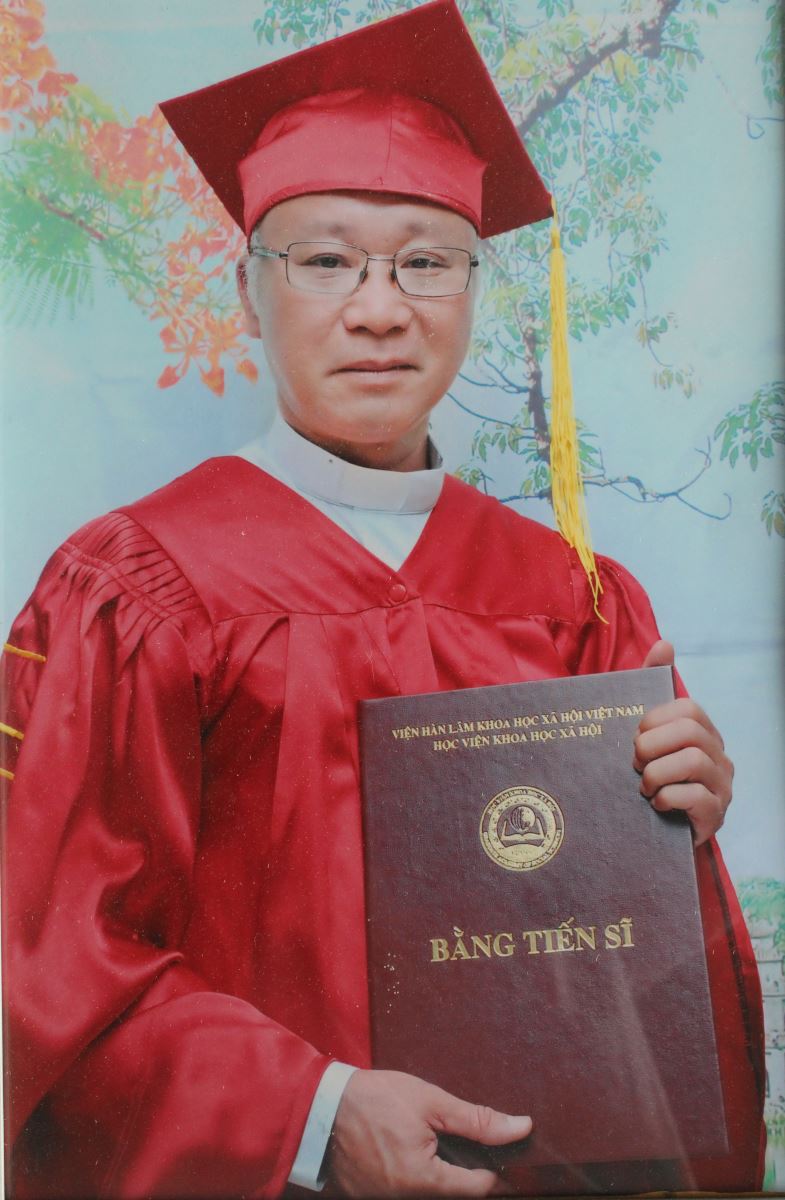 Nhận bằng tiến sĩ sau 20 năm miệt mài đèn sách