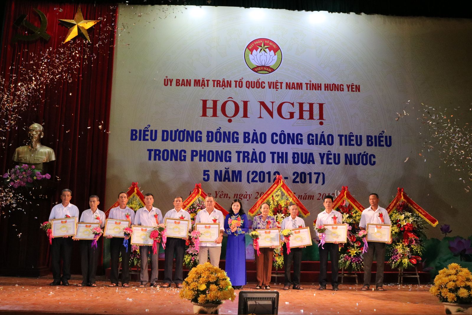 Chính quyền các cấp trao bằng khen cho các cá nhân có thành tích tiêu biểu trong phong trào thi đua yêu nước giai đoạn (2012-2017).