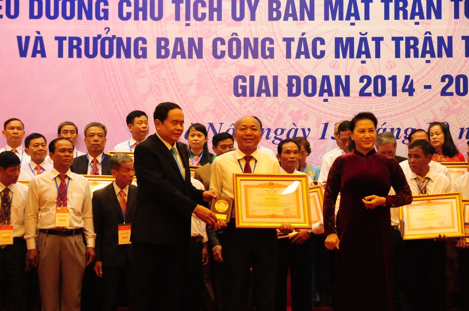 Bà Nguyễn Thị Kim Ngân, Chủ tịch Quốc hội và ông Trần Thanh Mẫn, Chủ tịch UBTƯ MTTQ Việt Nam trao Bằng khen của Thủ tướng Chính phủ, Kỷ niệm chương của UBTƯMTTQ Việt Nam cho ông Giuse Đồng Quang Nghị. Ảnh: Mạnh Cường