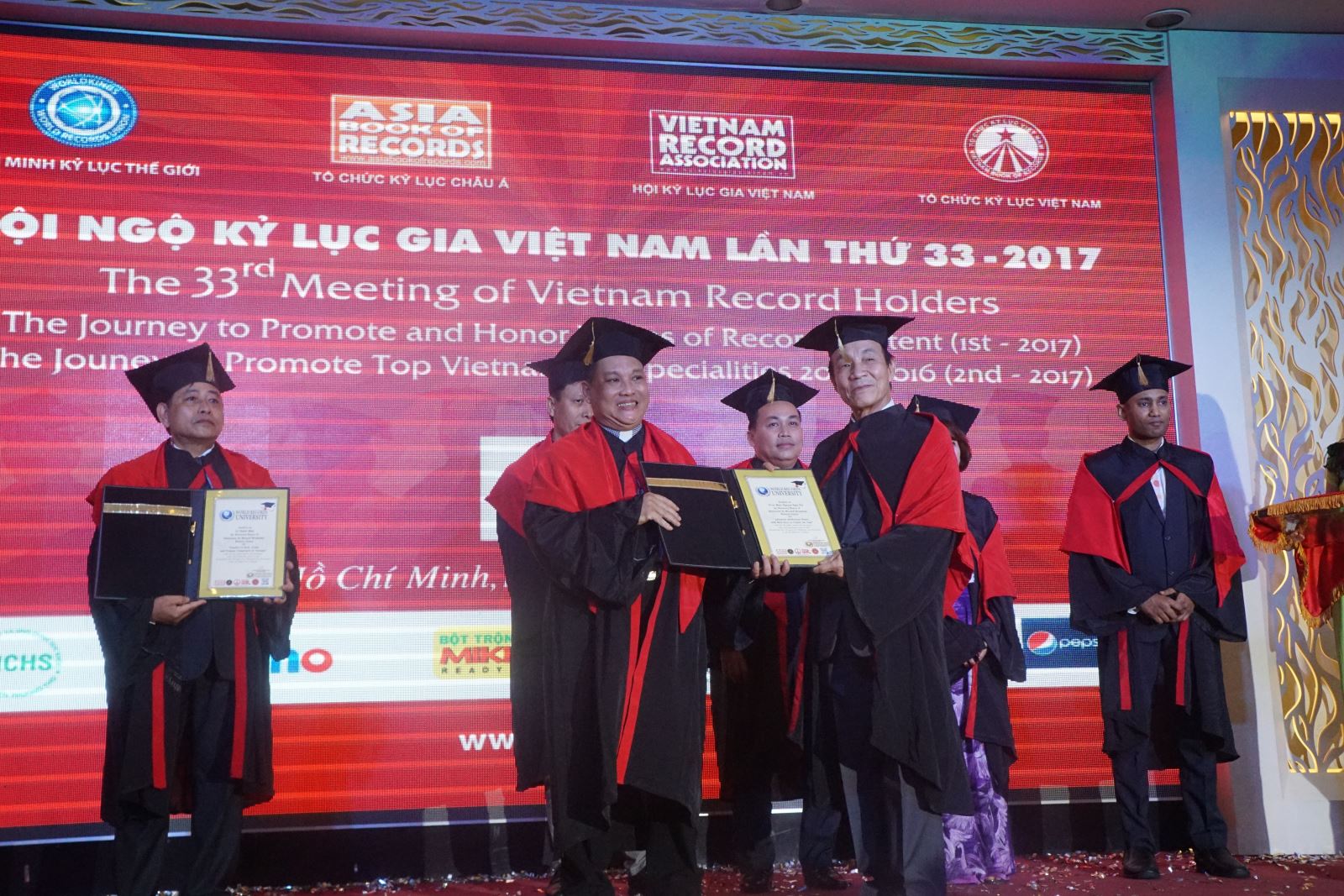 Linh mục Phêrô Maria Nguyễn Ngọc Phi vinh dự nhận bằng Tiến sĩ danh dự của Tổ chức Đại học Kỷ lục Thế giới với đề tài: “Người sáng tạo công trình sách Trò chơi trí tuệ cao cấp có nhiều chìa khóa để mở mật mã nhất”. Ảnh: CTV
