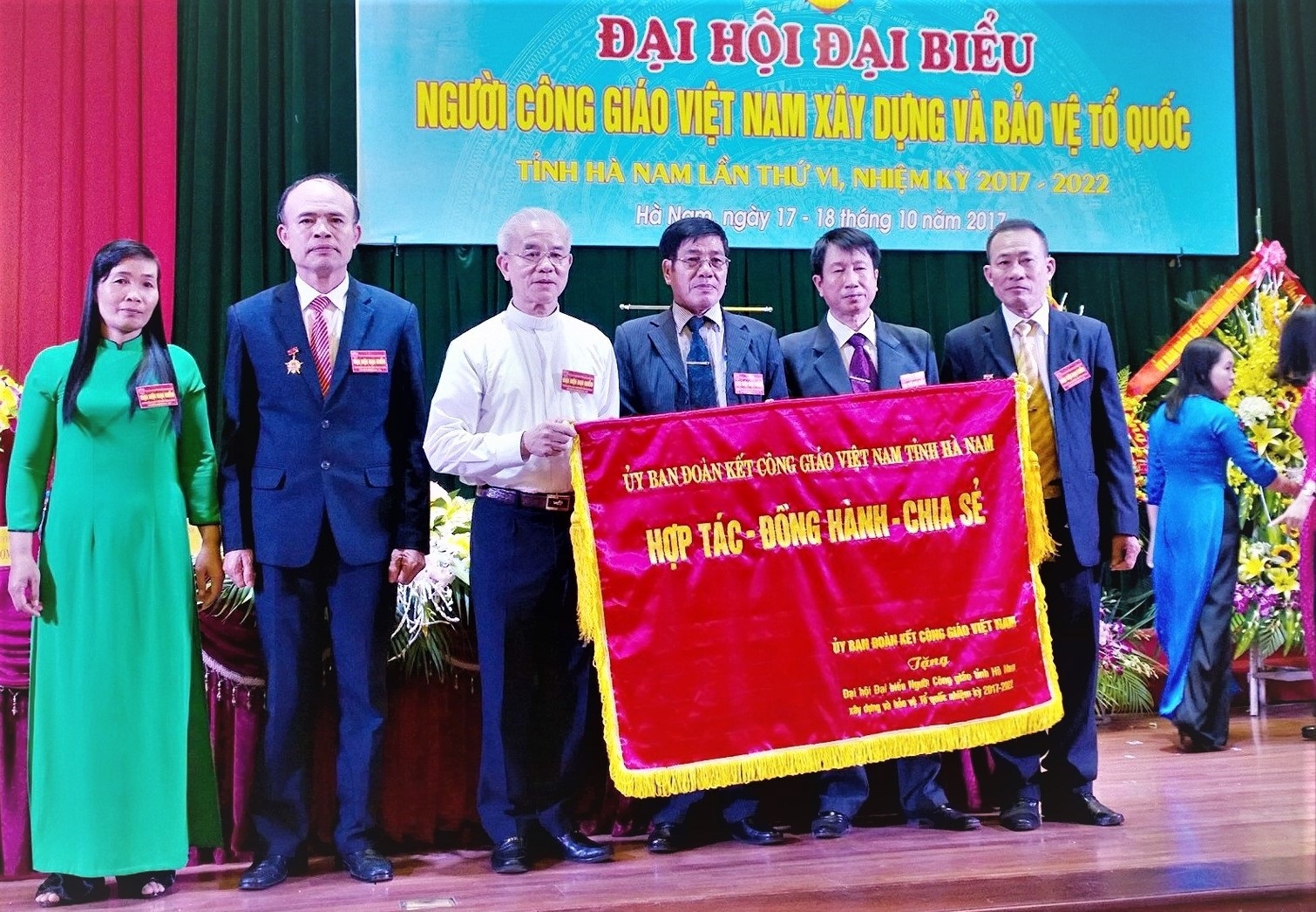 Linh mục Giuse Trần Xuân Mạnh- quyền Chủ tịch kiêm Tổng Thư ký UBĐKCG Việt Nam trao tặng Đại hội bức trướng mang nội dung: “Ủy ban Đoàn kết Công giáo tỉnh Hà Nam Hợp tác- Đồng hành- Chia sẻ”. 