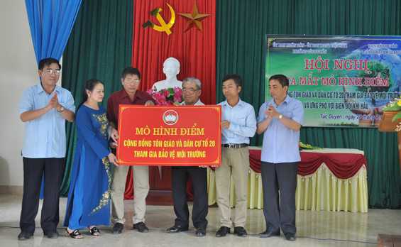 Hội nghị ra mắt mô hình điểm “Cộng đồng tôn giáo và dân cư tổ 20 tham gia bảo vệ môi trường và ứng phó với biến đổi khí hậu”. Ảnh: Vi Vân