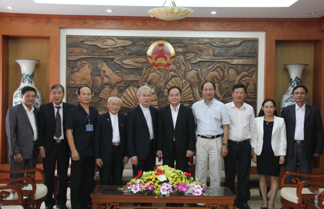 Đoàn chụp ảnh lưu niệm