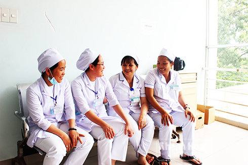 2 sơ (bên trái) và các điều dưỡng của Khoa Hồi sức tích cực - chống độc trong giờ nghỉ trưa.