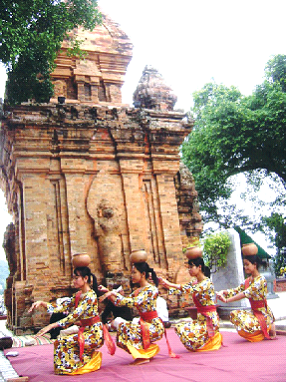 Lễ hội Tháp Bà Ponagar. Ảnh: CTV