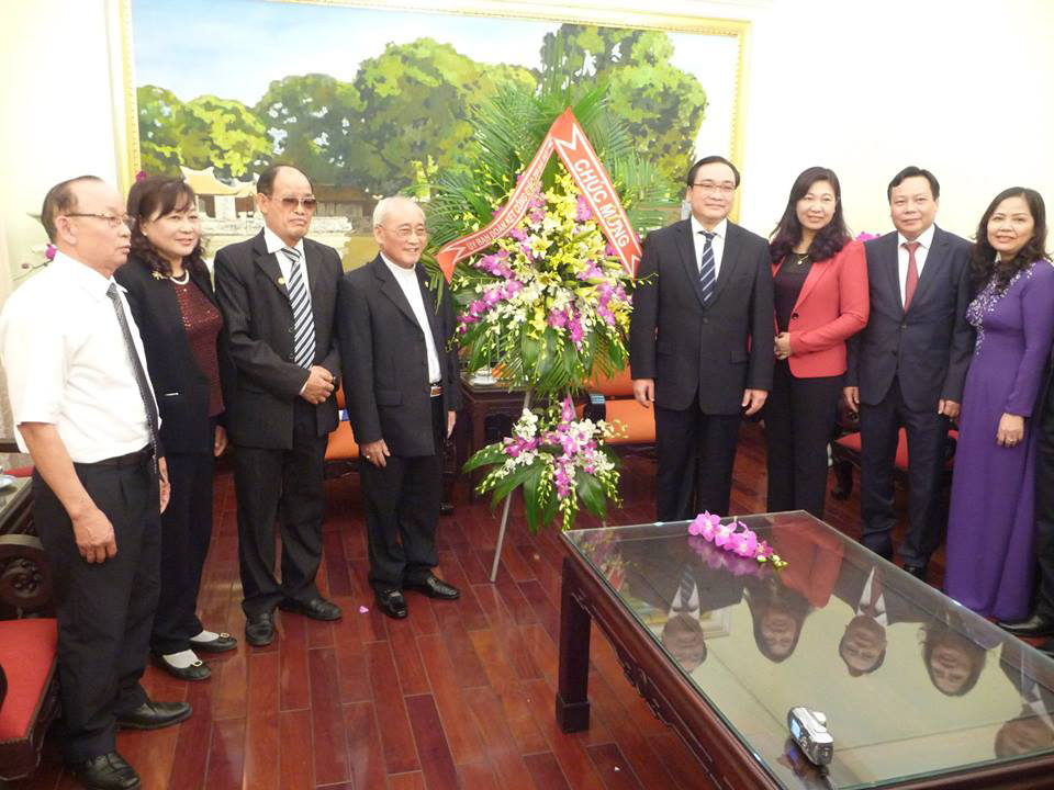 Ông Hoàng Trung Hải, Uỷ viên Bộ Chính trị, Bí thư Thành uỷ Hà Nội tiếp đoàn thường trực UBĐKCGVN thành phố đến chào nhân ngày thành lập Đảng 3/2/2017.