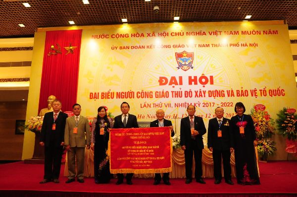Ông Vũ Hồng Khanh - Phó Chủ tịch Ủy ban Trung ương MTTQ Việt Nam, Chủ tịch Ủy ban MTTQ Việt Nam TP. Hà Nội trao tặng bức trướng cho Đại hội. Ảnh: MC