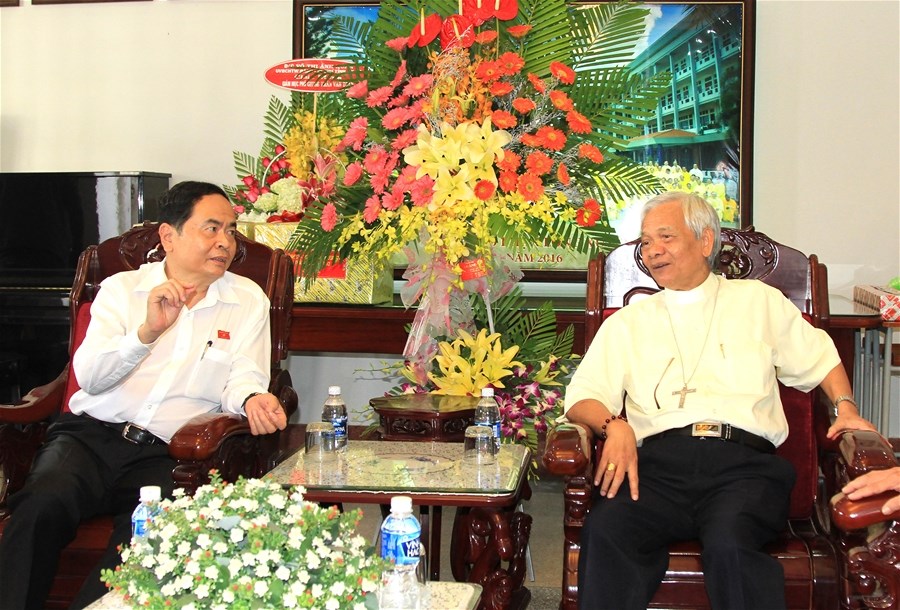 Chủ tịch UBTƯ MTTQ Việt Nam Trần Thanh Mẫn thăm, chúc mừng Giáng sinh Đức Giám mục Giuse Trần Xuân Tiếu và GP. Long Xuyên. Ảnh: CTV