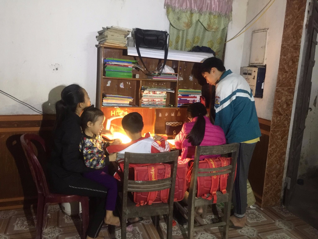 Sau sự mất mát lớn, năm chị em Hoài giờ đây rất cần được giúp đỡ của các nhà hảo tâm và xã hội.