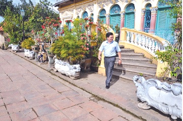 TBT Báo NCGVN một lần đến thăm nhà cổ Bình Thủy. Ảnh: PV