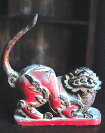 Nghê gỗ mang đuôi chó thời Lý, biểu trưng của lòng trung thành. Ảnh: CTV