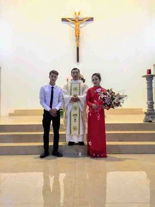 Cha phó xứ chứng hôn cho đôi bạn trẻ