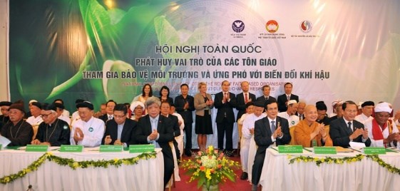Lễ ký kết chương trình phối hợp với các tôn giáo về "Phát huy vai trò của các tôn giáo tham gia bảo vệ môi trường và ứng phó với Biến đổi Khí hậu". Ảnh: CTV