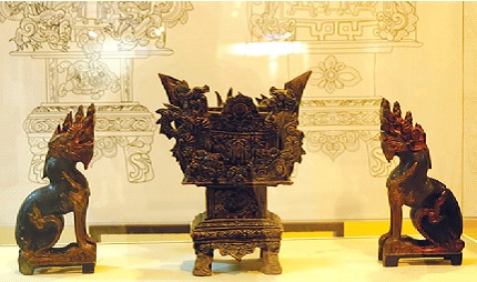 Bộ lư hương bằng gốm và đôi nghê gỗ thế kỷ XIX. Ảnh: PV