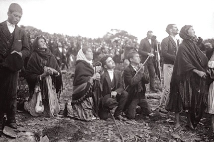 Tạp chí Ilustração Portuguesa, số ra ngày 29/10/1917, đăng lại hình ảnh dân chúng đang ngước mắt xem phép lạ. Ảnh: TL 