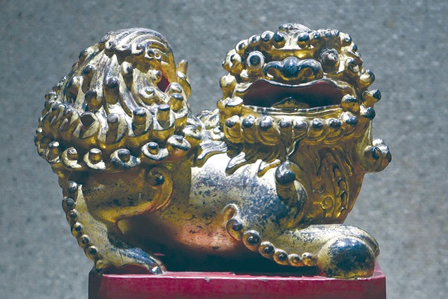 Tượng nghê bằng gỗ sơn thếp, thế kỷ XIX. Ảnh: Hoàng Mai