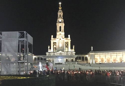 Buổi tối rước kiệu tại Fatima.