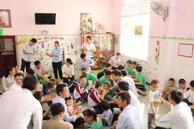 Chủng sinh của lớp Triết học I, Đại chủng viện Huế thăm các em khuyết tật tại Mái ấm Hy vọng Nguyệt Biều. Ảnh: CTV