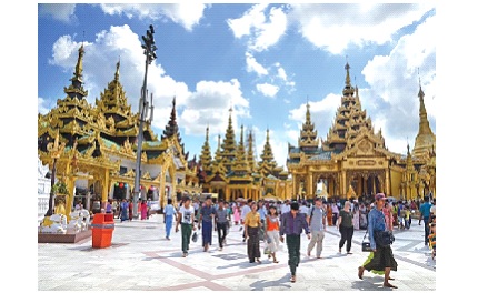 Du khách đến thăm chùa Vàng. 