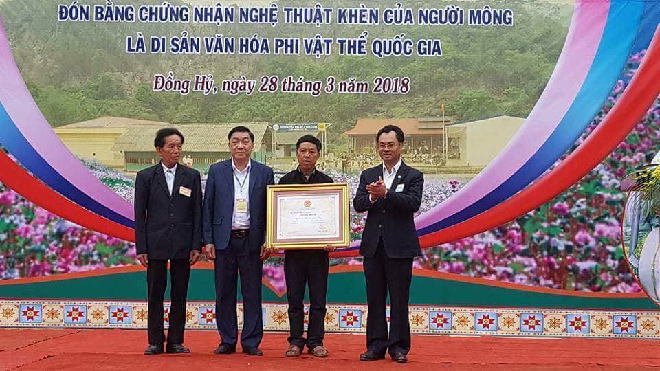 Trao “Bằng chứng nhận nghệ thuật Khèn của người Mông là Di sản Văn hóa phi vật thể Quốc gia” tại Ngày hội văn hóa- thể thao dân tộc Mông lần thứ IV năm 2018. Ảnh: Chí Cường