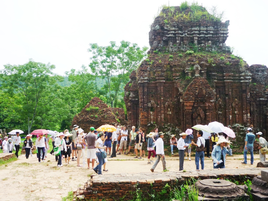 Đoàn khách du lịch tham quan Thánh địa Mỹ Sơn. Ảnh: Thanh Diệp