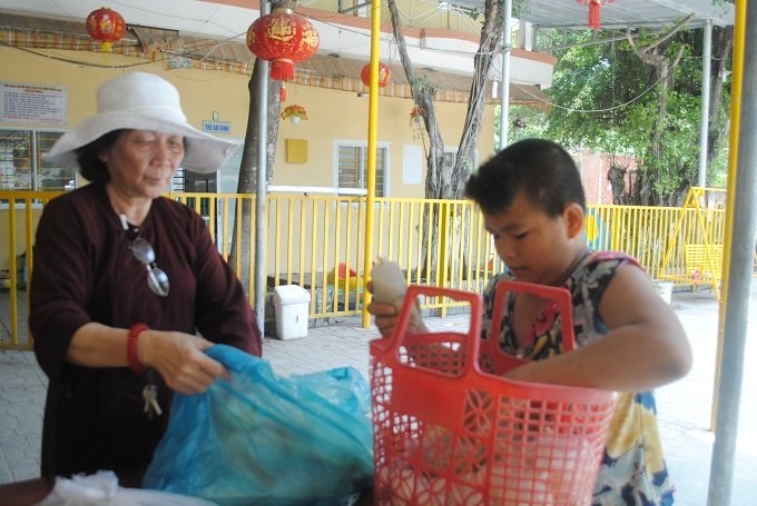 Bà Quý chuẩn bị đồ ăn chiều cho các bé.
