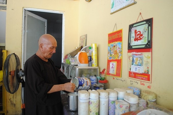 Ông Sức pha sữa cho các bé.