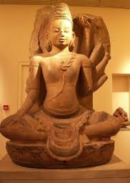 Tượng Siva của Tháp Bánh Ít, nay là hiện vật của Bảo tàng Guimet, Pháp. Ảnh: Quang Thịnh