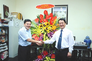Ông Hầu A Lềnh, Ủy viên Trung ương Đảng, Phó Chủ tịch - Tổng thư ký Ủy ban TW MTTQ Việt Nam chúc mừng Tổng Biên tập báo NCGVN Vũ Thành Nam. Ảnh: Phạm Cường