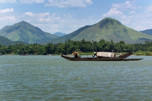Núi Ngự và sông Hương là hai thắng cảnh thuộc vào hàng số một của xứ Huế mộng mơ. Ảnh: Huy Khuyến