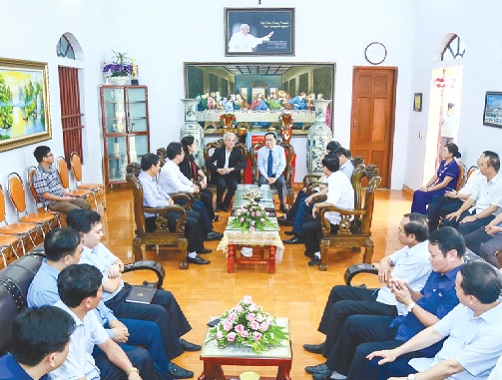 Ông Trần Thanh Mẫn, Bí thư Trung ương Đảng, Chủ tịch UBTƯMTTQ Việt Nam thăm linh mục Giuse Trần Xuân Mạnh và giáo xứ Phúc Lãng (xã Quảng Trường, Quảng Xương, Thanh Hóa). Ảnh: Quang Vinh