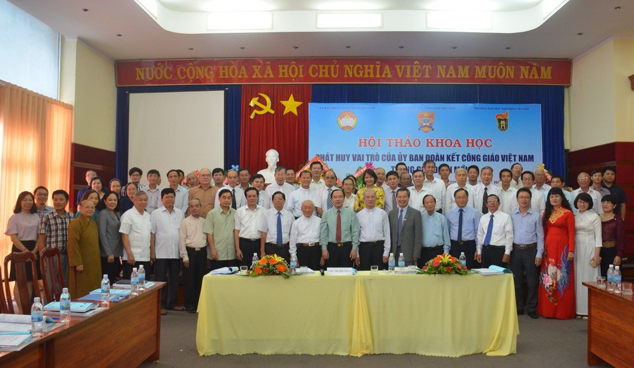 Các đại biểu chụp ảnh lưu niệm tại hội thảo “Phát huy vai trò của UBĐKCGVN trong giai đoạn mới”.