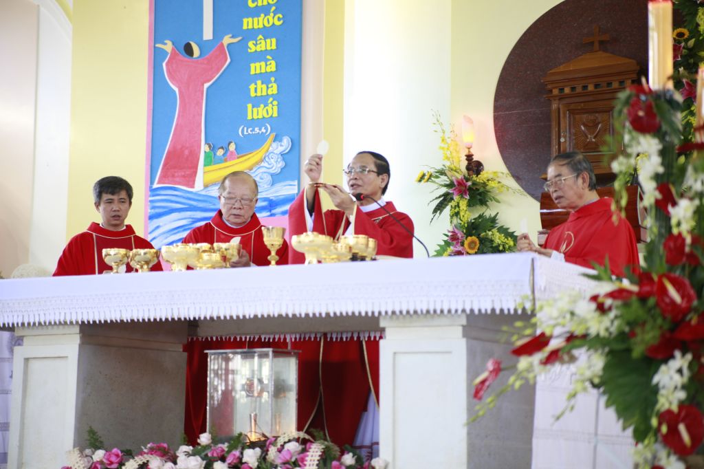 Đức cha Giuse đã dành những thánh lễ đầu đời Giám mục cho quê hương nơi chôn nhau cắt rốn. 