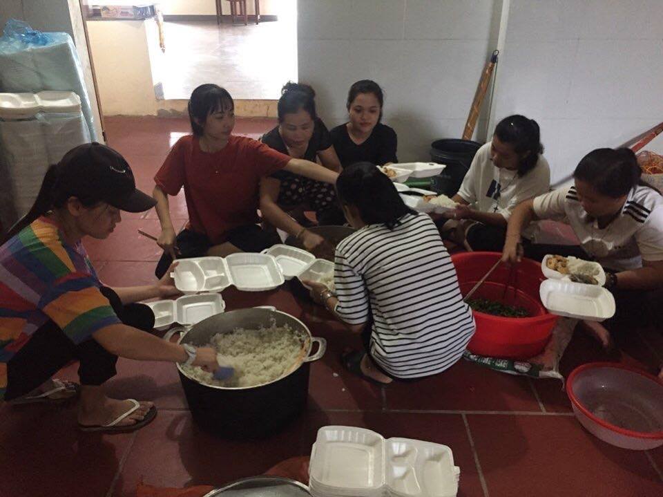 Bếp nhà xứ luôn đỏ lửa để phục vụ bà con vùng lũ