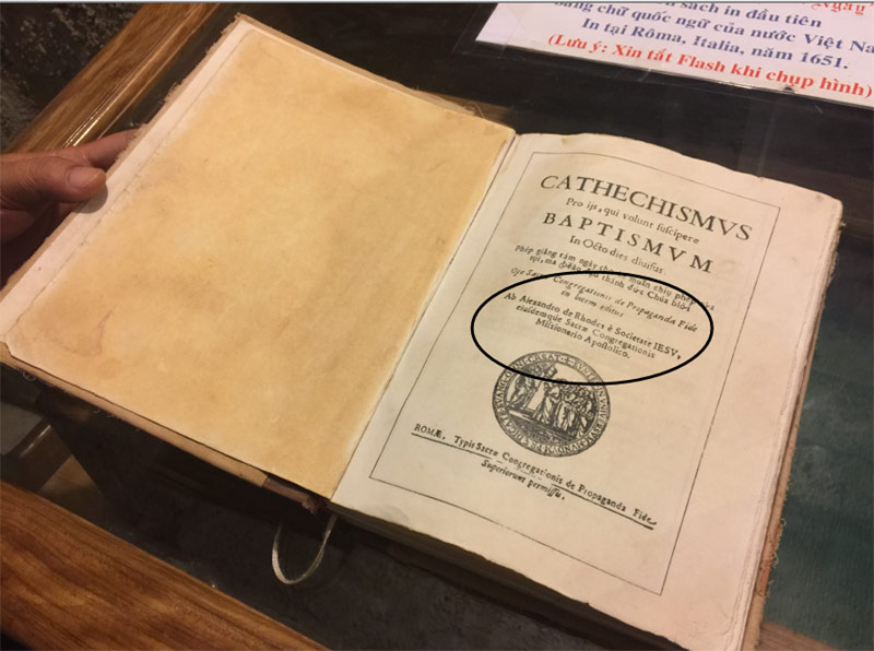Trang đầu ghi tên tác giả là Alexandre de Rhodes (tức Đắc Lộ). Cuốn sách được in tại Roma năm 1651 (trong vòng tròn).