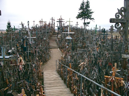 Những chuỗi tràng hạt, những tượng Chúa Giêsu, các thánh, và hình các anh hùng của Lithuania cũng được treo trên các cây Thánh giá. Ảnh: CTV